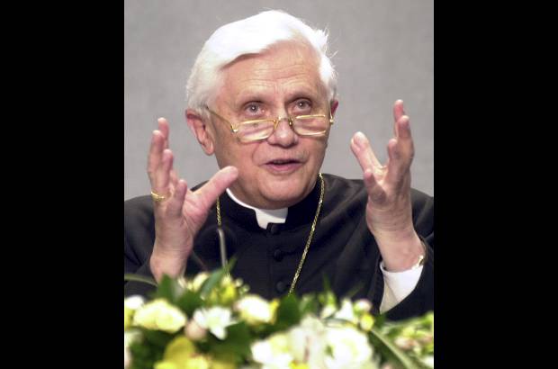 - Responsable de las medidas disciplinarias adoptadas por el Vaticano contra los te&#243;logos de la liberaci&#243;n, Ratzinger fue nombrado en 2002 Decano del Colegio de Cardenales, y como tal, fue el &quot;primus inter pares&quot; entre los purpurados.