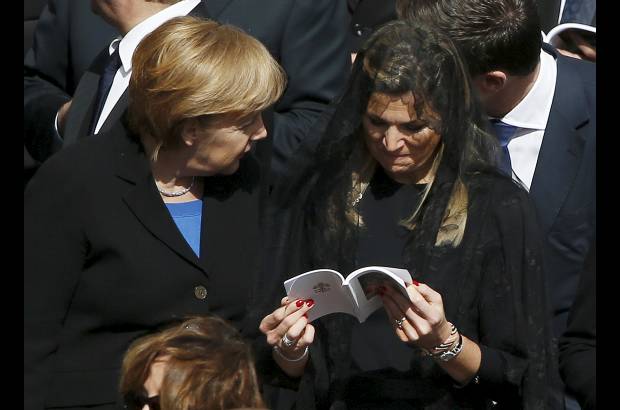 AP - La canciller alemana Angela Merkel junto a la princesa M&#225;xima de Holanda
