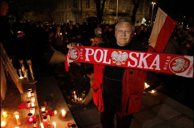 Reuters - Varsovia y el resto de ciudades polacas se ti&#241;eron a lo largo del d&#237;a del color rojo y blanco de cientos de miles de banderas nacionales.