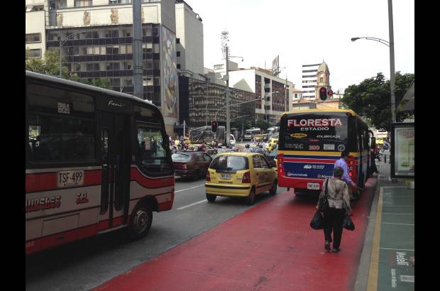 - En las zonas exclusivas pueden transitar los dem&#225;s veh&#237;culos pero no estacionarse.