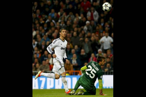 REUTERS - El primer gol lleg&#243; en una acci&#243;n iniciada por Benzema, seguida por Mesut &#214;zil y que fue finalizada por Cristiano Ronaldo.