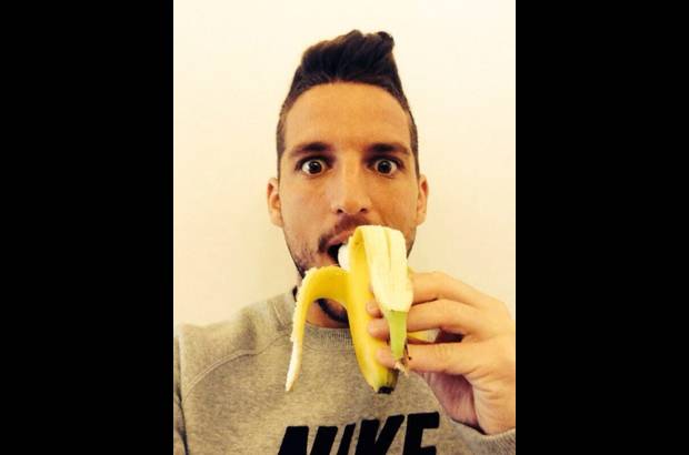 FOTOS CORTES&#205;A - El Villarreal anunci&#243; este lunes que ya le retir&#243; el carnet de socio a la persona que lanz&#243; el banano. Dries Mertens, jugador del Napoli.
