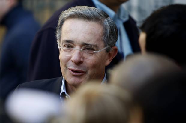 Reuters - El Presidente �lvaro Uribe V�lez vot� en la mesa 57.