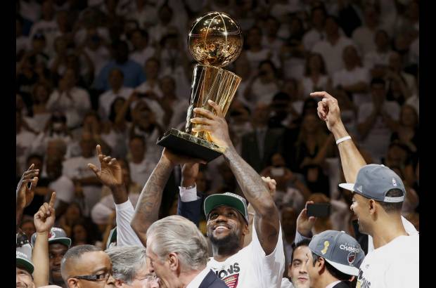 Reuters - El triunfo y la coronaci&#243;n de James le sirvi&#243; al jugador para reivindicarse personalmente de la decisi&#243;n que tom&#243; hace dos temporadas de dejar a los Cavaliers de Cleveland, y tiene ramificaciones mucho m&#225;s profundas y trascendentes para el futuro del baloncesto profesional y los Heat.