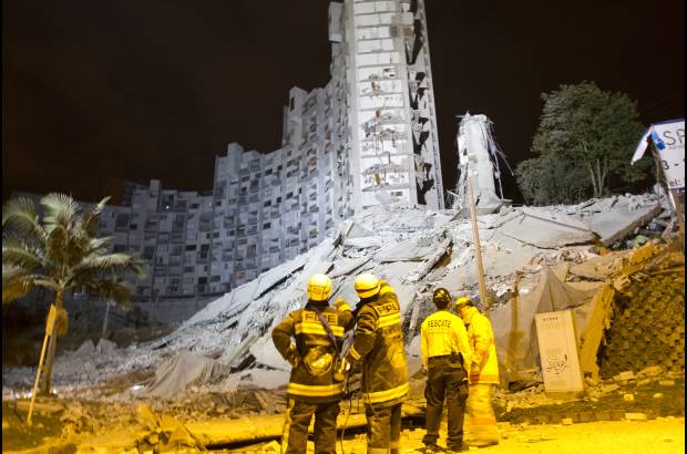 Esteban Vanegas - La torre seis del conjunto residencial Space se derrumb&#243; este s&#225;bado en la noche. El edificio de 22 pisos est&#225; ubicado en la carrera 24D con calle 10E, en la Loma del Padre Marianito.