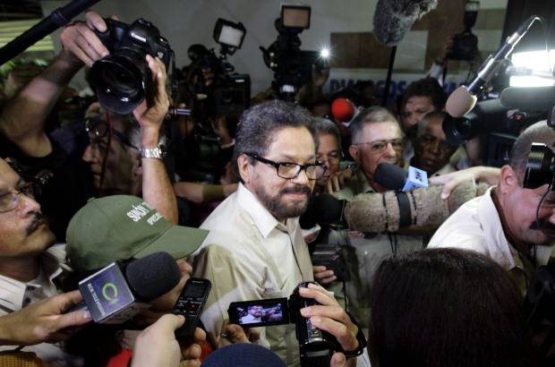 Reuters - Las conversaciones de paz entre el Gobierno y las Farc comenzaron en La Habana con el anuncio de la guerrilla de un alto el fuego unilateral de dos meses.