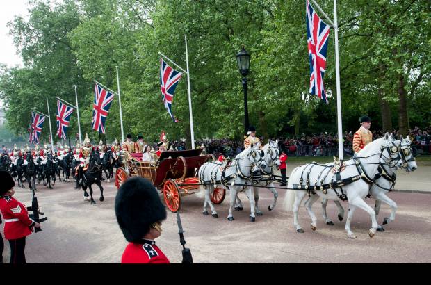 AP - En una jornada nubosa pero sin lluvia, la carroza march&#243; por las calles de Londres acompa&#241;ada por la guardia real montada a caballo y seguida por varios carruajes en los que iban Isabel II, el duque de Edimburgo y otros miembros de la familia real.