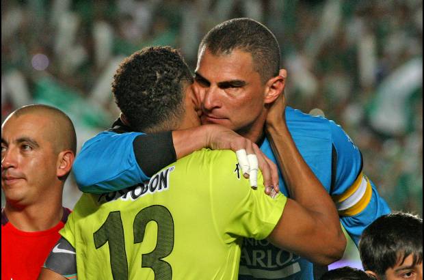 Juan Antonio S&#225;nchez - El abrazo de los capitanes: Alex Mej&#237;a por Nacional y Faryd Mondrag&#243;n en el Cali. Son compa&#241;eros de selecci&#243;n Colombia.