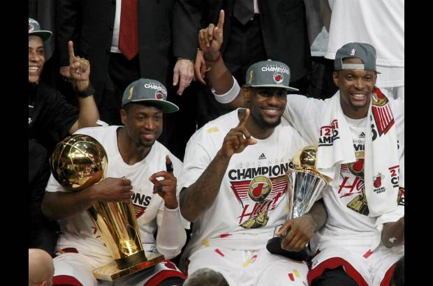 Reuters - El presidente del equipo de Miami, el legendario Pat Riley, que sorprendi&#243; a todos con su proyecto de hacer posible que tres grandes estrellas estuvieran juntas (LeBron James, Dwyane Wade y Chris Bosh), ahora tambi&#233;n lo tiene ya validado para siempre con el t&#237;tulo.