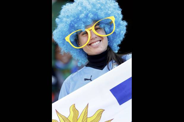 Reuters - Luego de una espera de 20 a&#241;os, los uruguayos celebraron con euforia el pasaje a octavos de final que conquist&#243; su selecci&#243;n en Sud&#225;frica, algo que les permiti&#243; evocar el glorioso pasado del equipo.