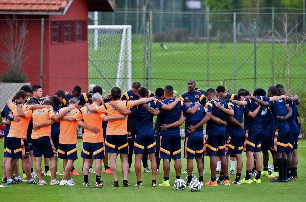 FOTO AFP - Cerca de 800 aficionados acompañaron a la Selección Colombia que cumplió este lunes con el entrenamiento del día en la sede del Sao Paulo, en Cotía.