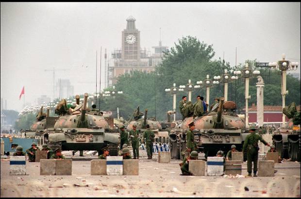 AFP - 6 de junio de 1989. Tanques custodin la estrat&#233;gica avenida Chang&#39;an que lleva a la Plaza de Tiananmen.