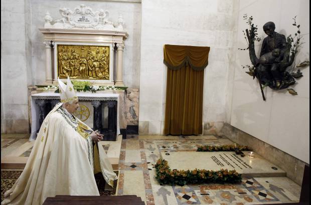 Reuters - Ante medio mill&#243;n de personas, seg&#250;n fuentes de la polic&#237;a, que abarrotaron la explanada del santuario de F&#225;tima, Benedicto XVI ofici&#243; la misa solemne en el d&#237;a en que la Iglesia conmemora la primera de las seis apariciones de la Virgen en 1917 a los tres ni&#241;os pastores videntes Luc&#237;a, Jacinta y Francisco.