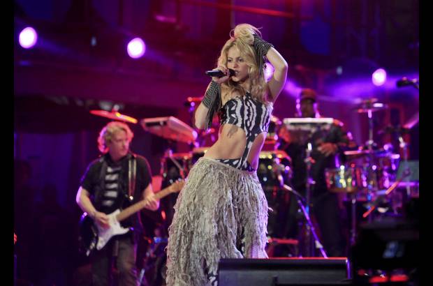 Reuters - La barranquillera Shakira, con los brazos descubiertos y una falda de estilo africano, interpret&#243; uno de los himnos del Mundial, Waka Waka (Esto es Africa).