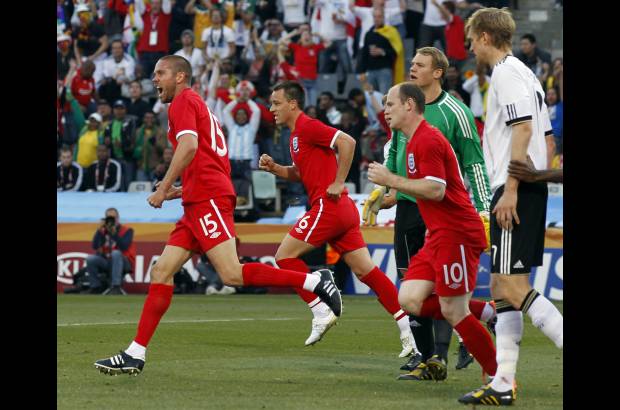 AP - La celebraci&#243;n de los ingleses que se volv&#237;an a meter en la pelea.