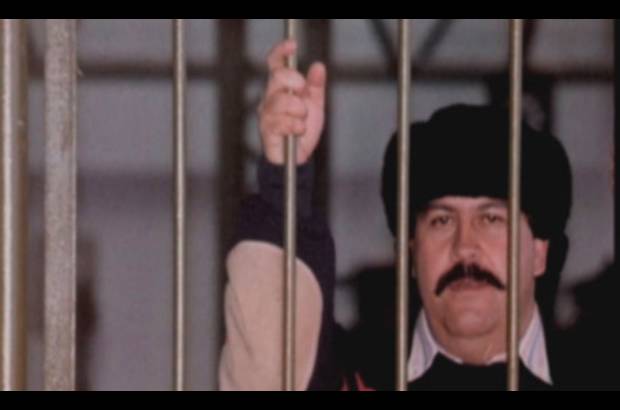 FOTO CORTES&#205;A - El 19 de junio de 1991, tras una anunciada negociaci&#243;n, Pablo Escobar se entrega a las autoridades colombianas para ser recluido en La Catedral; la c&#225;rcel llena de lujos construida por el mismo capo, que eran disfrutados a placer por &#233;l y sus sicarios.