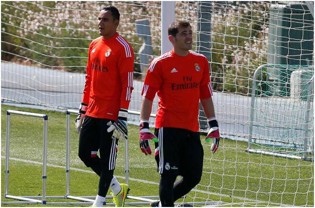 Reuters - Entre ellos los porteros, Iker Casillas (derecha), hasta ahora el titular, y el costarricense Keylor Navas (izquierda), que fue presentado en la ma&#241;ana de este martes con el club blanco.