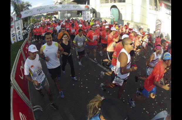 Esteban Jaramillo y Sebastián Salazar - Más de 10 mil competidores se dieron cita en esta histórica cita deportiva que se corría en las modalidades de 5, 10, 21 y 42 kilómetros.