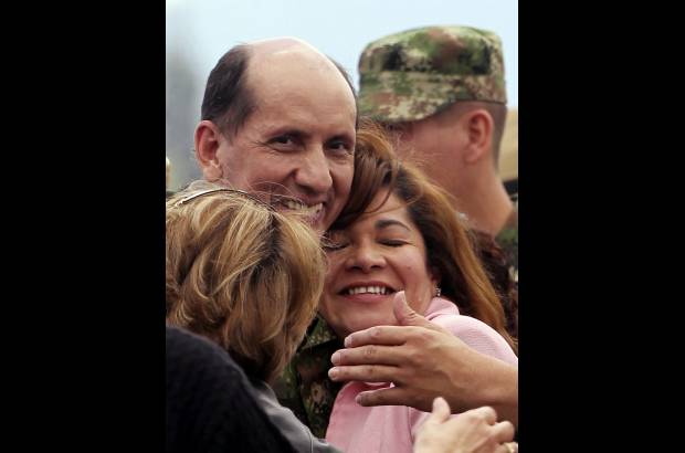 Reuters - Un enamorado general Luis Mendieta se reencontr&#243; con su esposa Mar&#237;a Teresa Paredes de Mendieta, quien lucho todos estos a&#241;os por lograr su libertad.