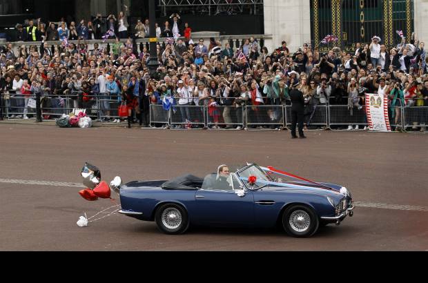 AP - El pr&#237;ncipe Guillermo sali&#243; este viernes del palacio de Buckingham junto a su mujer Catalina, duquesa de Cambridge, conduciendo un Aston Martin descapotable que llevaba la placa de &quot;reci&#233;n casados&quot;.