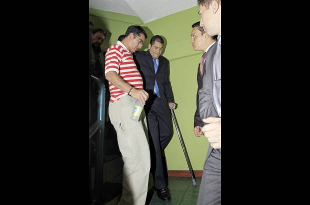Reuters - El presidente Rafael Correa dijo que los uniformados intentaron agredirlo y tuvo que ser trasladado a una cl&#237;nica para ser atendido.