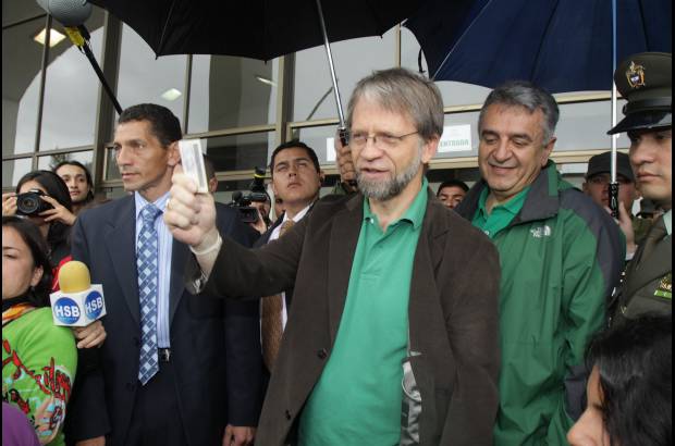 Ra&#250;l Palacios-Colprensa - Antanas Mockus vot&#243; en compa&#241;&#237;a de su familia e integrantes del Partido Verde, entre ellos Luis Eduardo Garz&#243;n.