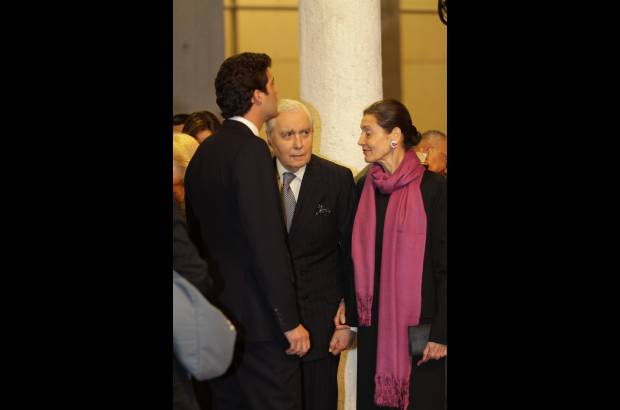 - El empresario colombiano se cas&#243; dos veces, la primera ocasi&#243;n con Dayla Braga, con quien tuvo a su hijo Julio Mario Santo Domingo Braga, fallecido, y la segunda con Beatriz D&#225;vila, madre de Alejandro Santo Domingo y Andr&#233;s Santo Domingo.