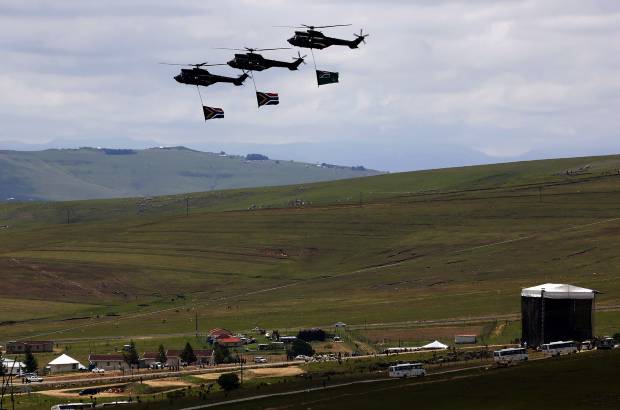 REUTERS - Porteado nuevamente por generales, entre salvas de p&#243;lvora y el ruido de aviones de combate y helic&#243;pteros militares sobrevolando la verde pradera de Qunu, el ata&#250;d fue trasladado junto a una peque&#241;a colina donde aguardaba su espacio para el eterno descanso.