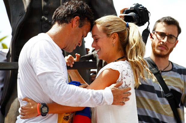 Reuters - El l&#237;der de la oposici&#243;n venezolana abraz&#243; a su esposa, Lilian Tintori, momentos antes de su entrega a las autoridades.