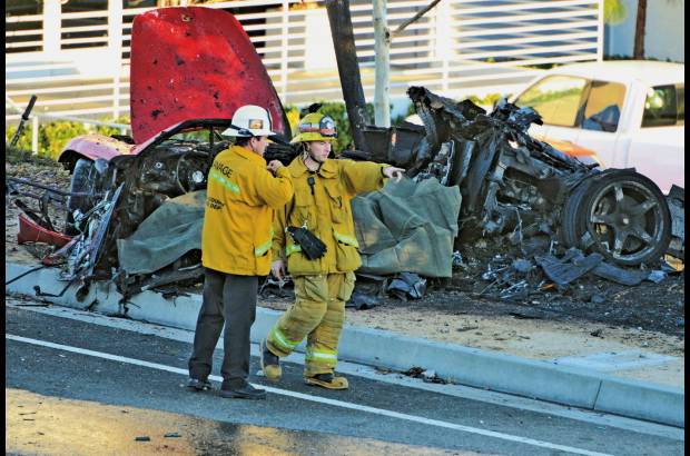 AP - Seg&#250;n el departamento de Polic&#237;a del condado de Los &#193;ngeles, el accidente tuvo lugar en torno a las 3:30 de la tarde. Las autoridades dieron con un auto envuelto en llamas y encontraron dos v&#237;ctimas en su interior.