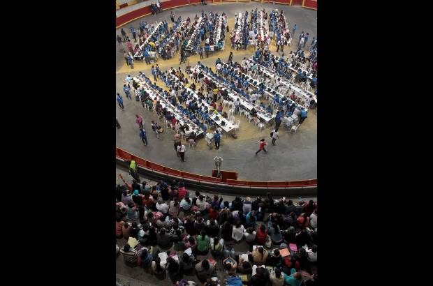 Foto R&#243;binson Saenz - Los beneficiados deben esperar en las gradas antes del tr&#225;mite.