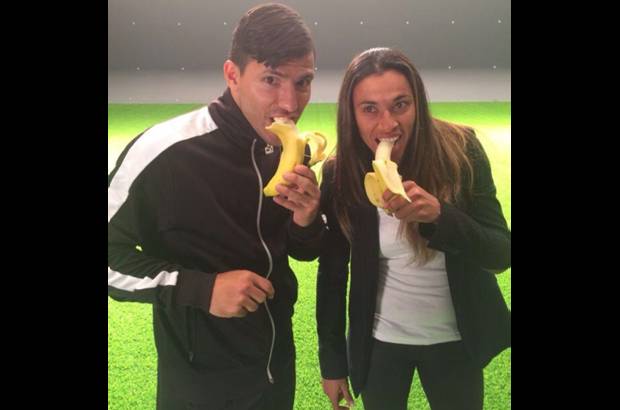 FOTOS CORTES&#205;A - Kun Ag&#252;ero y la brasile&#241;a Marta posaron juntos cada uno con un banano.
