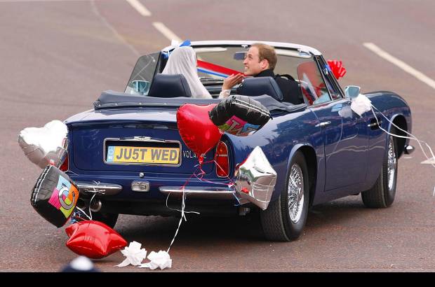 AP - El Aston Martin, famoso por aparecer en las pel&#237;culas de James Bond, llevaba cintas a los costados y globos azules, rojos y blancos, los colores de la bandera brit&#225;nica.