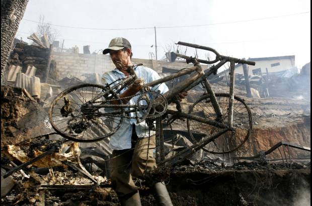 Esteban Vanegas - Una bicicleta fue lo &#250;nico que le qued&#243; a este habitante de Altos de la Virgen.