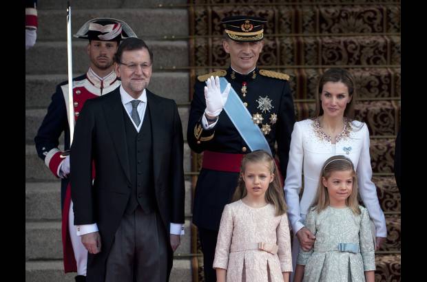 AFP - Luego de la ceremonia, la familia real y el presidente Mariano Rajoy saludaron a quienes esperaban fuera del recinto.