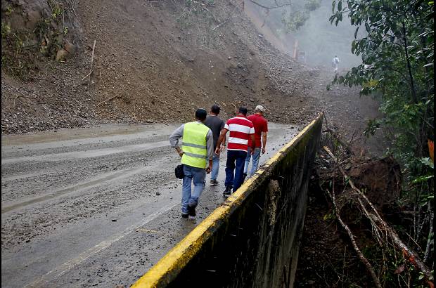 Julio C&#233;sar Herrera Echeverri - El hecho se present&#243; en la ma&#241;ana del viernes 15 de marzo y desde entonces las rocas no han dejado de caer.