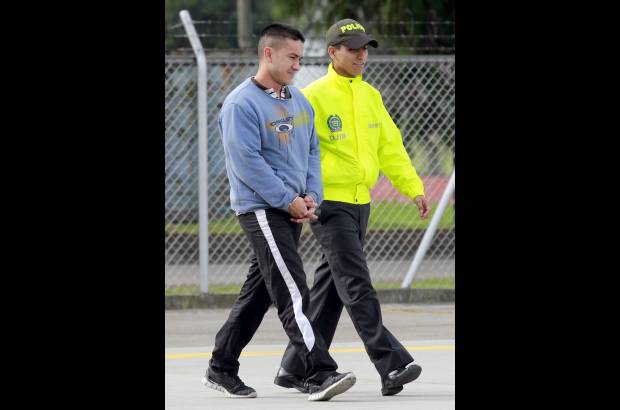 Colprensa - En un avión de la DEA fue traslado a Estados Unidos, este jueves por la mañana, Camilo Torres Martínez, alias "Fritanga", junto a otras seis personas para que respondan ante una Corte Federal de La Florida por el delito de narcotráfico.