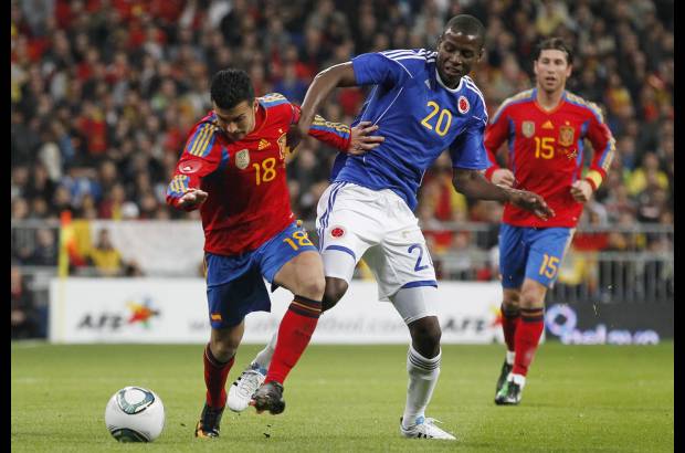 Reuters - Salvo el lesionado central del Barcelona Carles Puyol, Del Bosque aline&#243; al once que venci&#243; 1-0 a Holanda en la final de Sud&#225;frica 2010. El equipo espa&#241;ol comenz&#243; el partido con fuerza, pero Colombia tambi&#233;n tuvo ocasiones de gol.