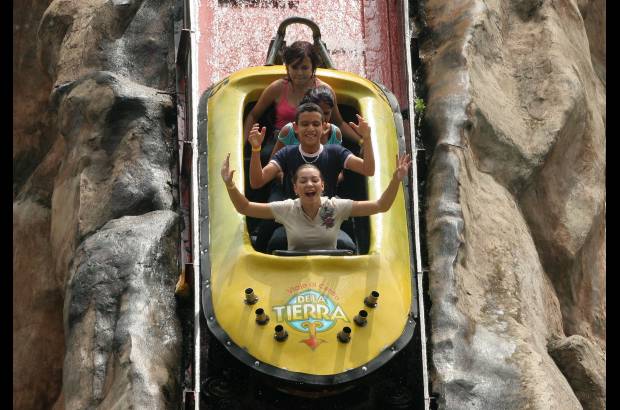 FOTO EL COLOMBIANO - Es uno de los sitios de recreación de mayor acogida por los habitantes de Medellín. Sus juegos mecánicos y el lago que tiene en su centro son sus atracciones más reconocidas. Por el Parque Norte J. Emilio Valderrama han pasado casi todos los medellinenses.