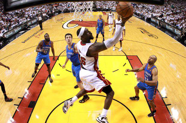 Reuters - Un nuevo fen&#243;meno surgi&#243; dentro del mundo de la NBA, se trata de la figura del alero LeBron James, que este jueves en la noche se consagr&#243; con los Heat de Miami como campe&#243;n de liga.