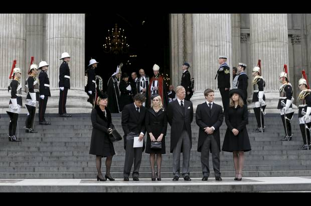 AP - Miembros de la familia de Margaret Thatcher en el funeral, de izquiera a derecha, su hija Carol Thatcher y su novio Marco Grass, Sarah Thatcher, esposa de Mark Thatcher quien le sigue y los nietos Michael y Amanda Thatcher.