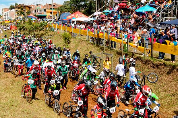 Jaime P&#233;rez - El Cl&#225;sico EL COLOMBIANO-Indeportes Antioquia llev&#243; la fiesta del bicicr&#243;s al municipio de Marinilla, donde los medallistas ol&#237;mpicos Mariana Paj&#243;n y Carlos Mario Oquendo fueron los m&#225;s asediados.