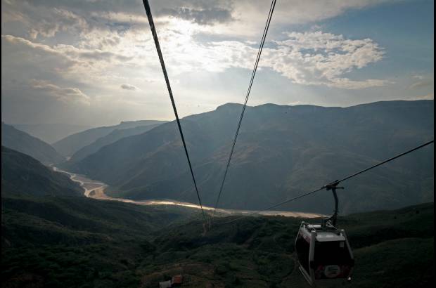Henry Agudelo - Un extenso y empinado teleférico permite pasar de Panachi a La Mesa de los Santos, del otro lado del cañón.