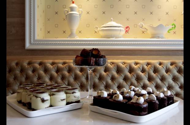 - Constantino se especializa en pastelería francesa y allí se puede pedir desde un un quiche o una torta de frutas.