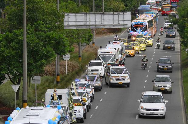 FOTO RÓBINSON SÁENZ - Como cada 16 de julio, Día de la Virgen del Carmen, conductores desfilaron con su patrona por varios puntos de Medellín. Decenas de vehículos, como buses, carros y motos, circularon entre las terminales del Sur y del Norte de la ciudad.