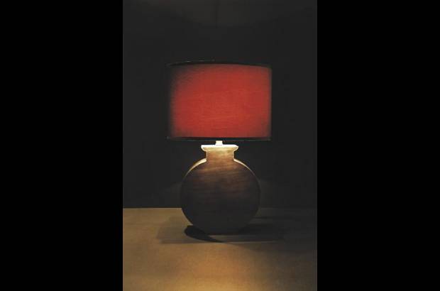 - Lámpara con base de latón y pantalla de tela Alevill.