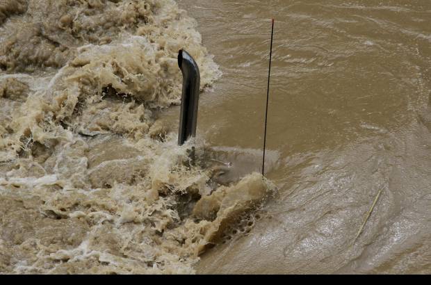Foto Esteban Vanegas - De la tractomula que cay&#243; al r&#237;o Cauca, se lograba ver la parte superior.