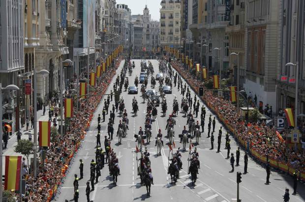 REUTERS - La familia real se dirigi&#243; por las calles de Madrid hacia el Palacio de Oriente, donde saludaron a quienes se apostaron en las calles.