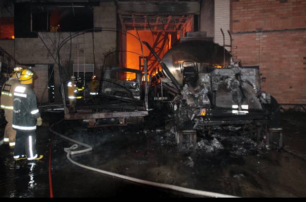Donaldo Zuluaga - As&#237; qued&#243; el cami&#243;n en el que se origin&#243; el incendio.