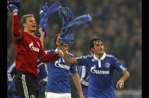 Reuters - Ra&#250;l Gonz&#225;lez, (der.) delantero del Schalke 04 alem&#225;n, super&#243; ante el Valencia un nuevo r&#233;cord personal despu&#233;s de convertirse en la ida m&#225;ximo goleador de torneos europeos, al superar en la vuelta a Paolo Maldini como jugador que m&#225;s partidos de Copa de Europa ha disputado, con un total de 140.